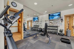 uma sala de fitness com passadeiras e um ginásio em 3BD Olympic Park Condo on FREE Shuttle Line em Park City