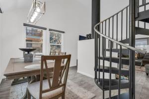 Φωτογραφία από το άλμπουμ του Downtown 2BD Retreat-Walk Everywhere σε Παρκ Σίτι