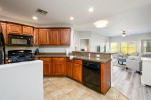 una cucina con armadi in legno e piano cottura. di Villa Desert Ridge condo a Phoenix