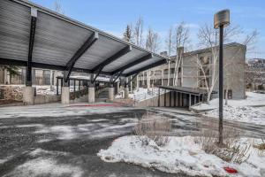 un gran edificio con nieve en el suelo en Walk to Ski Lifts or FREE Shuttle, en Park City