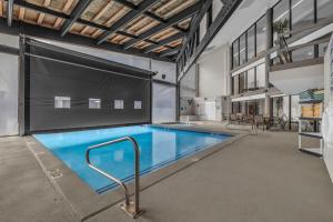 una gran piscina en un edificio con una pantalla grande en Walk to Ski Lifts or FREE Shuttle, en Park City