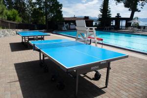 Kemudahan pingpong di Beautiful Townhouse Walk to Tahoe City atau berdekatan