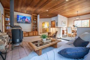 un soggiorno con divano e tavolo di Talmont Pines 4BR Retreat with HOA Beach Access a Tahoe City