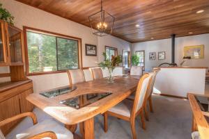 comedor con mesa de madera y sillas en Talmont Pines 4BR Retreat with HOA Beach Access, en Tahoe City