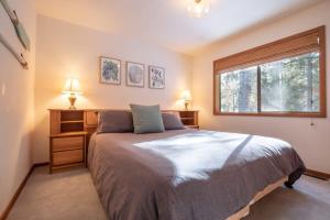 Un dormitorio con una cama grande y una ventana en Talmont Pines 4BR Retreat with HOA Beach Access, en Tahoe City