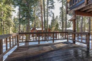 una terrazza in legno su una cabina nel bosco di Talmont Pines 4BR Retreat with HOA Beach Access a Tahoe City