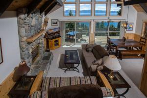 een woonkamer met een stenen open haard bij Carnelian Bay View Cabin in Carnelian Bay