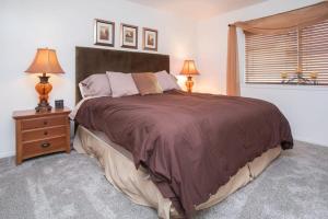 タホシティにあるModern 3BD -Walk to Lake & Beachのベッドルーム1室(大型ベッド1台、ナイトスタンド、ランプ2つ付) +17枚の写真