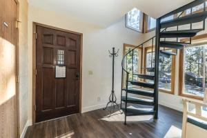 Fotografie z fotogalerie ubytování Tahoe Vista Retreat with Lake View Walk to beach v destinaci Tahoe Vista