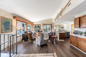 Posezení v ubytování Tahoe Vista Retreat with Lake View Walk to beach + 21 fotografií