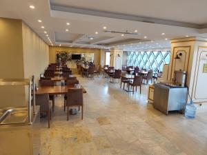 a dining room with tables and chairs in a restaurant at SANTE TERMAL HOTEL in Yalova