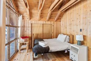 En eller flere senge i et værelse på 3BR Mountain Cabin-Near Beach & Slopes