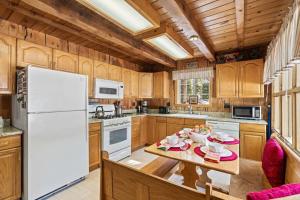 Køkken eller tekøkken på 3BR Mountain Cabin-Near Beach & Slopes