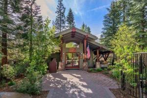 una casa con una bandera delante de una puerta en Bright 2BDR Next to NorthStar - 5min Walk!, en Truckee