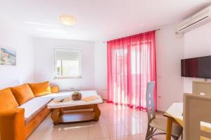 ein Wohnzimmer mit einem Sofa und einem Tisch in der Unterkunft Ferienwohnung für 4 Personen ca 40 m in Medulin, Istrien Südküste von Istrien - b55580 in Medulin