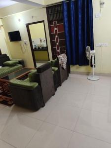 ein Wohnzimmer mit 2 Sofas und einem Spiegel in der Unterkunft Kashi cottage in Varanasi