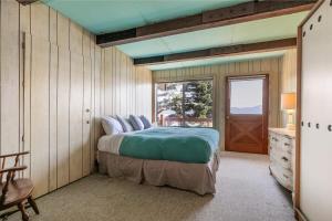 - une chambre avec un lit, une fenêtre et une porte dans l'établissement 3BD Home with Panoramic Lake Tahoe Views, à Carnelian Bay
