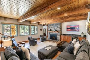 sala de estar con sofá y chimenea en Tahoe Dreamer Newly Remodeled 4BR, en Carnelian Bay
