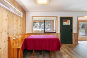 Zimmer mit einem Tisch und einer grünen Tür in der Unterkunft Agate Bay 3BDR, Walking Distance to the Beach! in Tahoe Vista