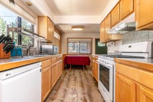 eine Küche mit Holzschränken und weißen Geräten in der Unterkunft Agate Bay 3BDR, Walking Distance to the Beach! in Tahoe Vista + 18 Fotos