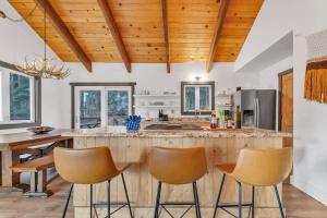 Dapur atau dapur kecil di Stylish 3BR Near Trails w Hot Tub