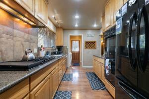 Η κουζίνα ή μικρή κουζίνα στο Serene 5BDR Near Beach and Forest Trails +26 φωτογραφίες