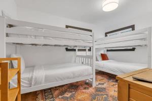 Katil atau katil-katil dalam bilik di Stylish 3BR Near Trails w Hot Tub