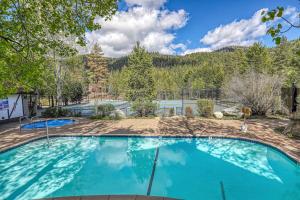 duży basen z niebieską wodą w obiekcie 2BDR Condo - Three Minutes to Olympic Valley! w mieście Tahoe City