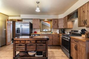 Η κουζίνα ή μικρή κουζίνα στο Classic 3BD Tahoe Cabin with Hot Tub