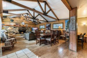 Χώρος καθιστικού στο Classic 3BD Tahoe Cabin with Hot Tub
