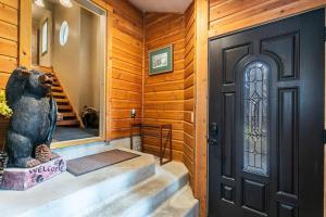 Φωτογραφία από το άλμπουμ του Classic 3BD Tahoe Cabin with Hot Tub σε Carnelian Bay