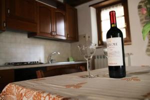 eine Flasche Wein auf einem Tisch mit einem Weinglas in der Unterkunft Studio für 7 Personen ca 90 qm in Pratovecchio, Toskana Provinz Arezzo in Pratovecchio