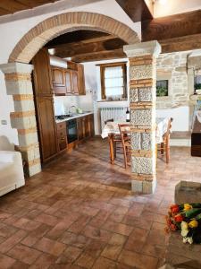 eine offene Küche und ein Esszimmer mit einem Torbogen in der Unterkunft Studio für 7 Personen ca 90 qm in Pratovecchio, Toskana Provinz Arezzo in Pratovecchio