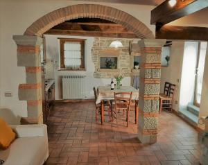 eine Küche und ein Esszimmer mit einem Tisch und Stühlen in der Unterkunft Studio für 7 Personen ca 90 qm in Pratovecchio, Toskana Provinz Arezzo in Pratovecchio