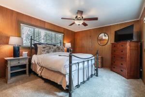 um quarto com uma cama e uma ventoinha de tecto em Classic 3BD Tahoe Cabin with Hot Tub em Carnelian Bay