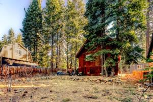 eine rote Scheune mitten im Wald in der Unterkunft Tranquil Tahoe A-Frame Walk to Beach in Tahoe Vista