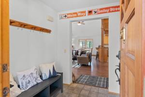 ein Wohnzimmer mit Sofa und Blick auf ein Wohnzimmer in der Unterkunft Tranquil Tahoe A-Frame Walk to Beach in Tahoe Vista + 31 Fotos