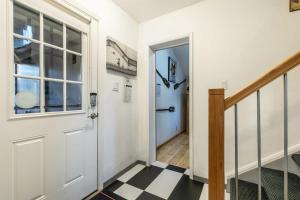 een hal met een witte deur en een zwart-witte vloer bij Stylish 2BD in Carnelian Bay in Carnelian Bay