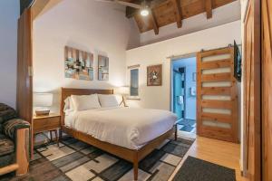 een slaapkamer met een bed en een deur naar een gang bij Stylish 2BD in Carnelian Bay in Carnelian Bay