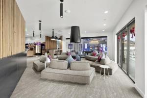 una gran sala de estar con sofás y mesas en una tienda en Stylish Studio Ski In Ski Out, en Park City