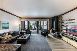 sala de estar con sofá y TV en 4BD Lakeside Retreat with Views, en Tahoe City