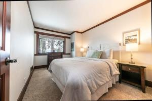 Un dormitorio con una cama grande y una ventana en 4BD Lakeside Retreat with Views, en Tahoe City