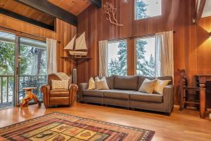 Χώρος καθιστικού στο 3BD Three Minutes from King Beach