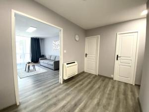 een woonkamer met een bank en een kamer met een spiegel bij Charmante T3 sur la Côte d’Azur in Nice