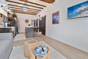 Kuchyň nebo kuchyňský kout v ubytování 6 BDR Dual Downtown Homes Walk to Chairlifts + 41 fotografií