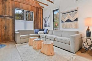 Posezení v ubytování 6 BDR Dual Downtown Homes Walk to Chairlifts