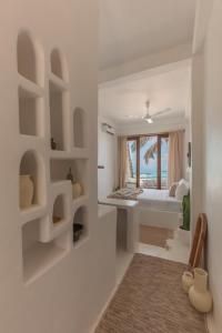 阿漢伽馬的住宿－MEDUSA (by labestia collective)，白色的卧室设有床和窗户