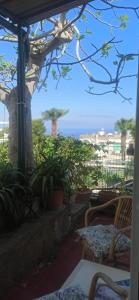 um pátio com cadeiras e vista para o oceano em Villa dei fiori B&B em Capri