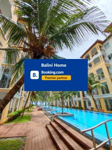 uma villa com piscina em bali home booking com o melhor parceiro em Balini Home Tiara Desaru em Desaru