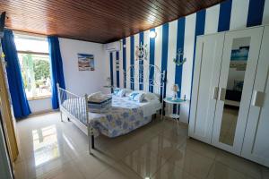 1 dormitorio con cuna y rayas azules y blancas en Oasi Del Gabbiano, en Siracusa